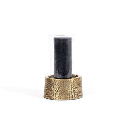 Gouden windlicht met glas en kaars – decoratief accessoire voor sfeervolle verlichting in huis.