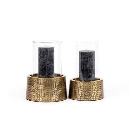 Set van twee gouden windlichten met zwarte kaars – elegante woondecoratie met luxe uitstraling.
