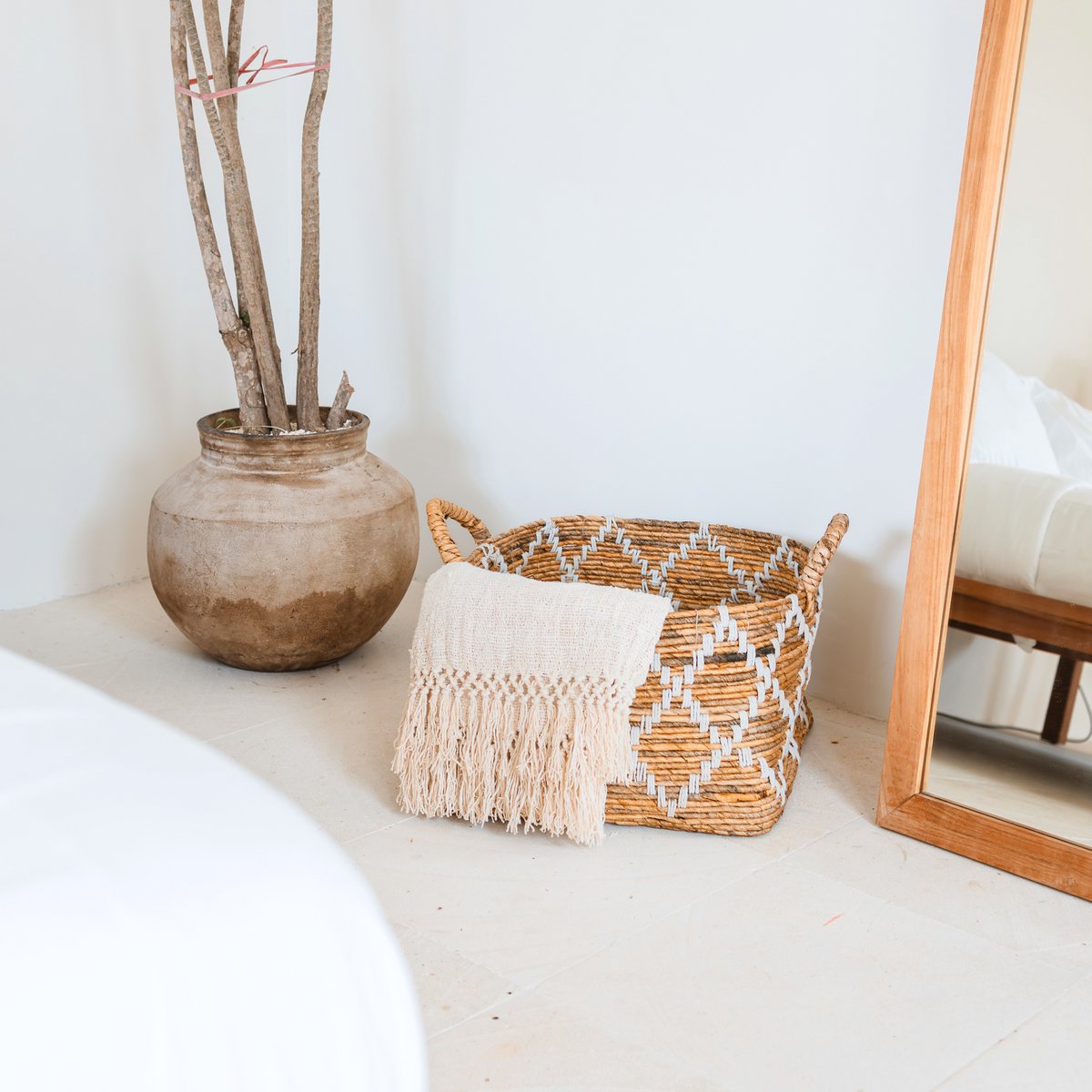Obergmand vierkant naturel met handvatten Gandaria met een beige handdoek erin en spiegels en vazen erlangs