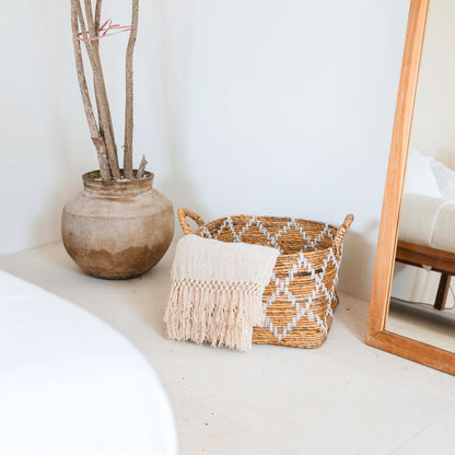 Obergmand vierkant naturel met handvatten Gandaria met een beige handdoek erin en spiegels en vazen erlangs