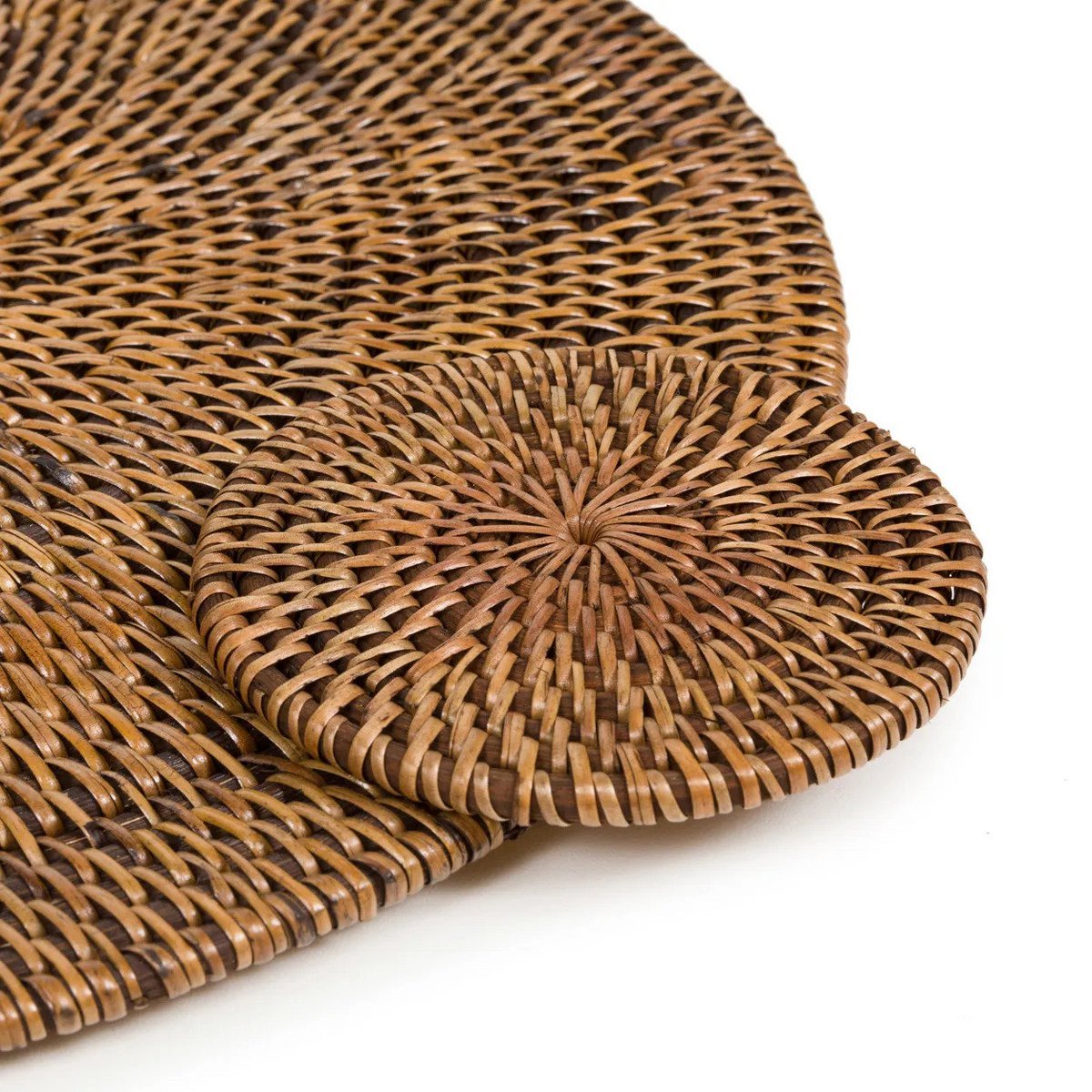 Onderzetter rotan bruin rond 11 cm samen met een grote placemat in dezelfde kleur van dichtbij