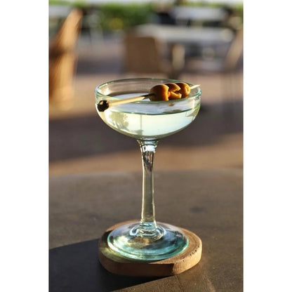 Onderzetter teakhout naturel rond 10 cm met daarop en cocktail glas met hapjes erin