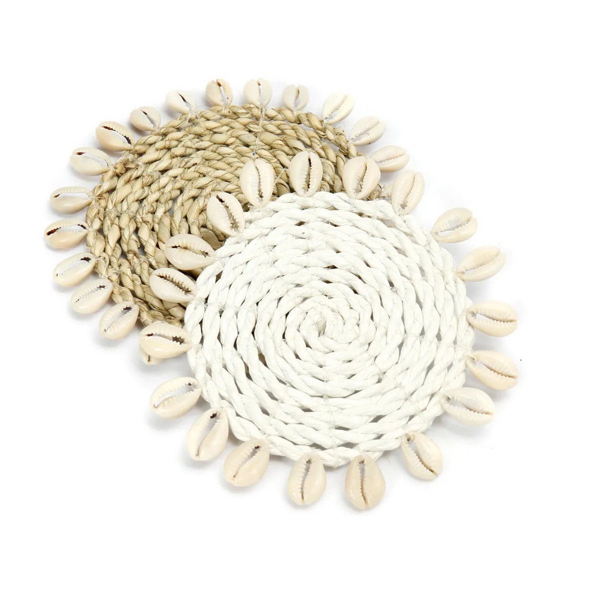 Onderzetter zeegras schelpen rond naturel 12 cm, met een andere zeegras onderzetter er bovenop