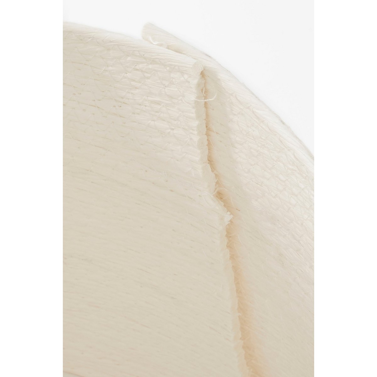 Handgemaakte afwerking van witte kerstboommand – duurzaam en strak design met subtiel weefpatroon.
