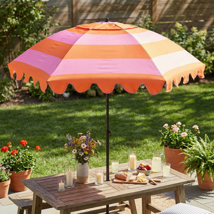 Parasol gestreept oranje roze 238 cm in een knusse tuin boven een houten tuintafel met een broodplankje