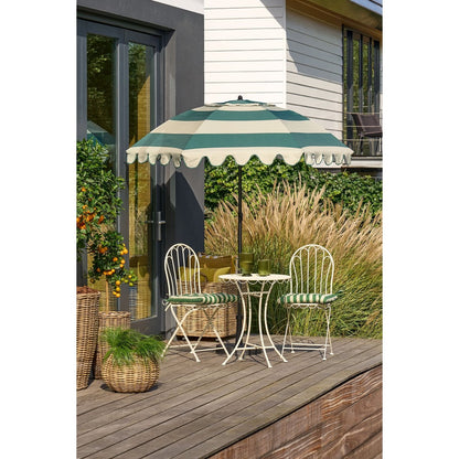 Parasol groen gestreept met kantelfunctie 195 cm op een terras met bijpassende stoelen en bistro tafeltje