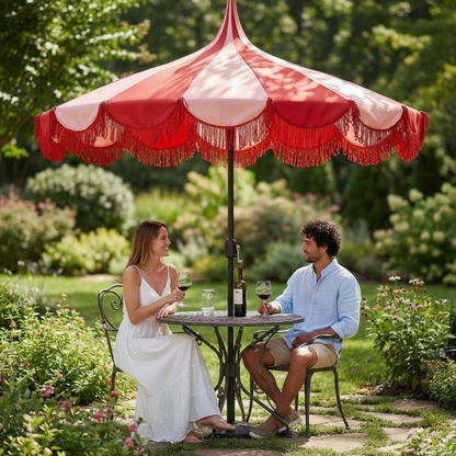 Parasol rood gestreept met franjes 235 cm Kim boven een bistro tuin set, een koppel zit aan het tafeltje onder de parasol wijn te drinken