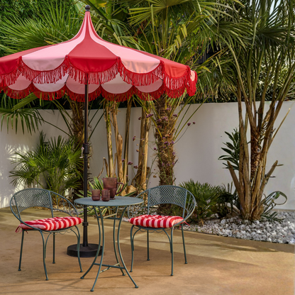 Parasol rood gestreept met franjes 235 cm Kim boven een bistro tuin set met op het tafeltje een waterkan en glazen