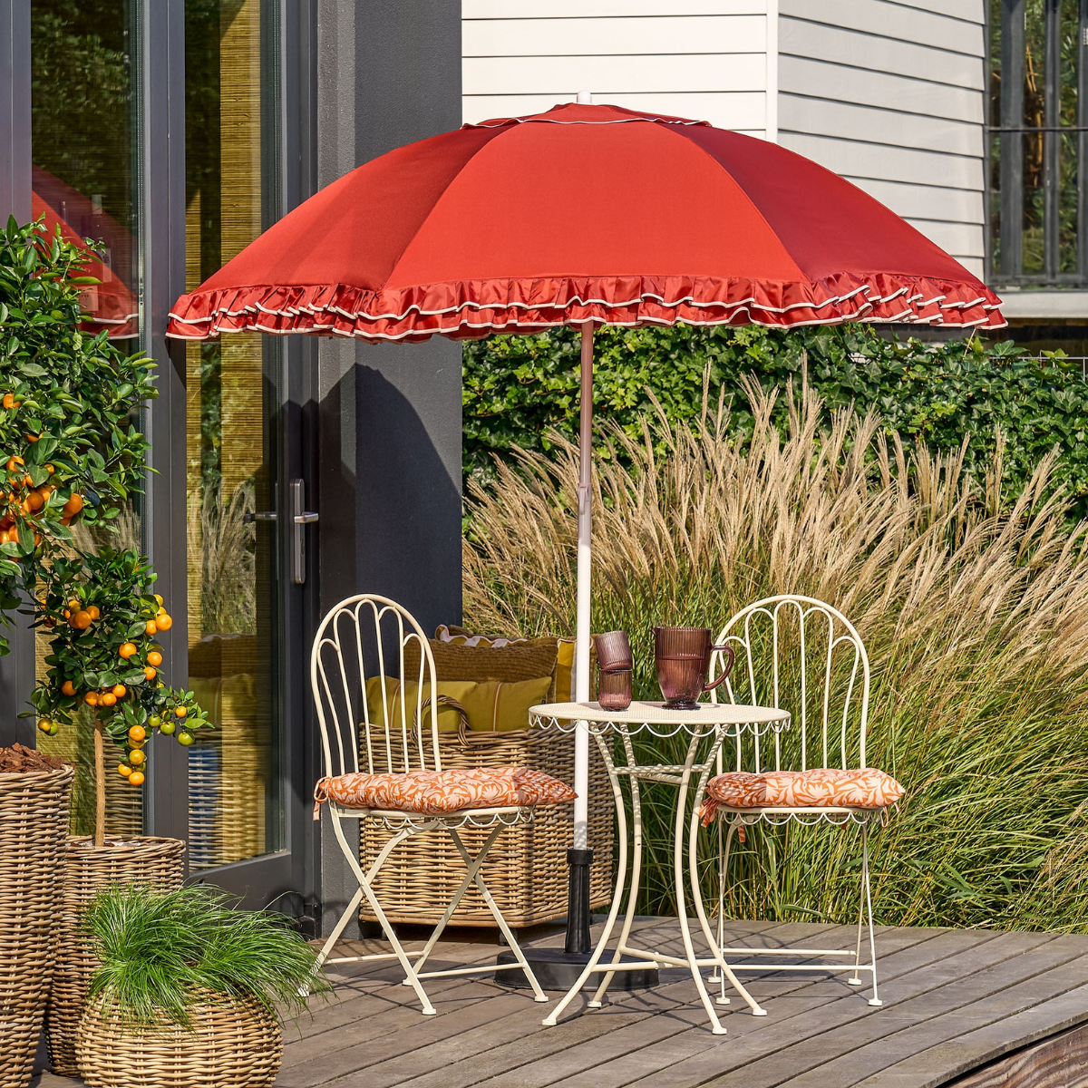 Parasol terra met franjes en kantelfunctie 195 cm buiten op een terras bij een witte bistro tuinset