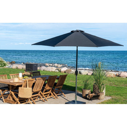 Parasol zwart met kantelfunctie 243 cm buiten op een terras bij houten tuinmeubels aan de zee