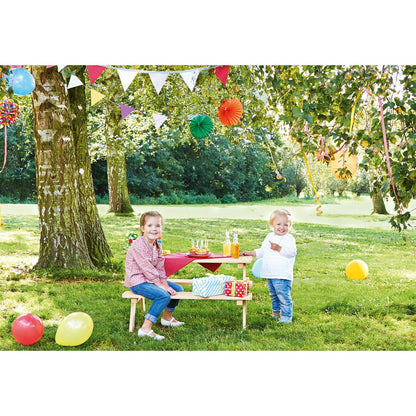 Picknickbank Nicki For 4 in een feestsetting met ballonnen en slingers. 2 Kinderen hebben plezier.