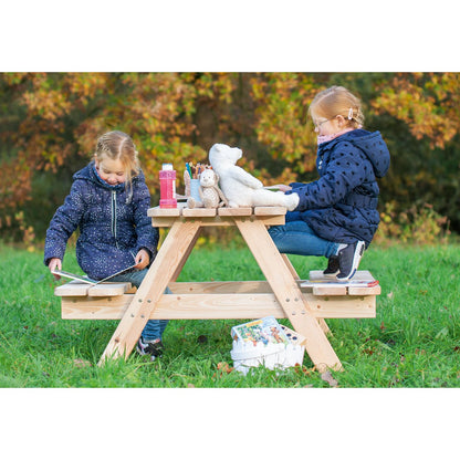 Twee kinderen spelen buiten op de houten Picknickbank Nicki for 4 Maxi