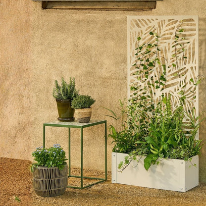 Plantenbak met klimrek gebroken wit metaal 118 cm Sapri in knusse tuin, omringt door andere verschillende soorten buitenpotten en groene planten