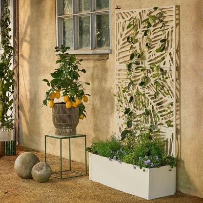 Plantenbak met klimrek gebroken wit metaal 174 cm Sapri in een knusse tuin met meerdere planten en bloemen in verschillende plantenbakken