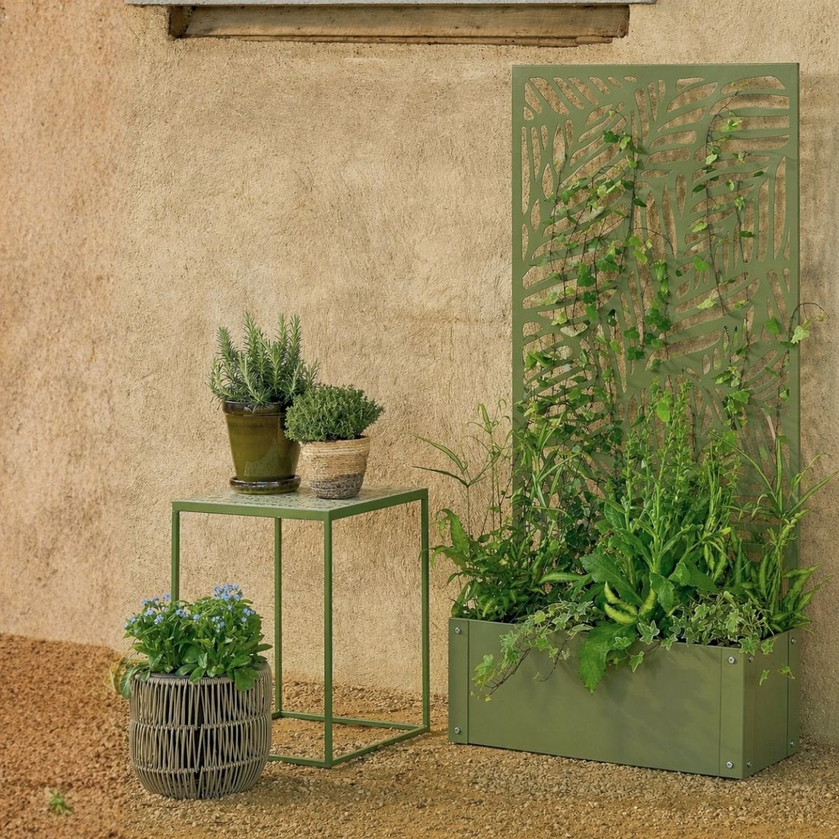 Plantenbak met klimrek groen metaal 118 cm Sapri in knusse tuin, samen met andere plantenpotten en planten