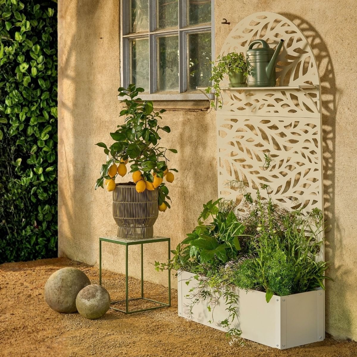 Plantenbak met klimrek wit metaal 180 cm Sapri in knusse tuin omringt met andere potten en planten