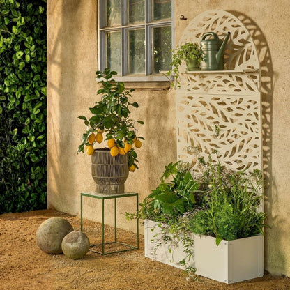 Plantenbak met klimrek wit metaal 180 cm Sapri in knusse tuin omringt met andere potten en planten