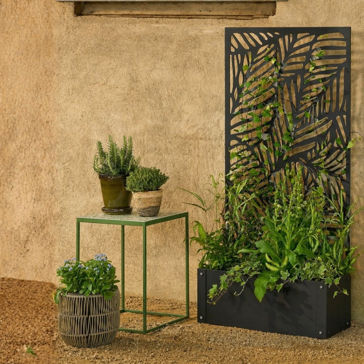 Plantenbak met klimrek zwart metaal 118 cm Sapri, in knusse tuin omringt door andere buitenpotten met groene planten 