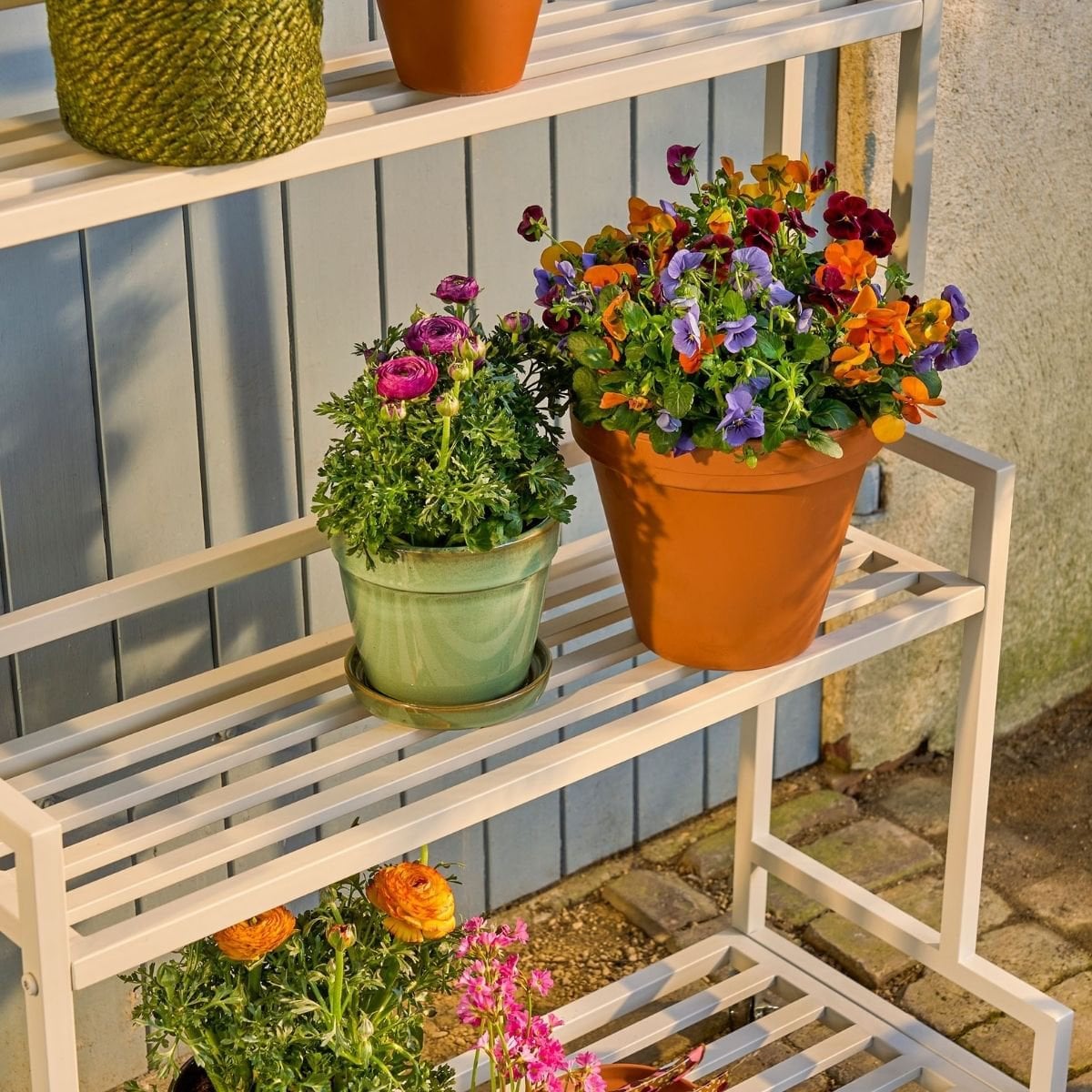 Plantenstandaard buiten metaal wit 100 cm Greenrax met daarop plantjes en bloemetjes in potten