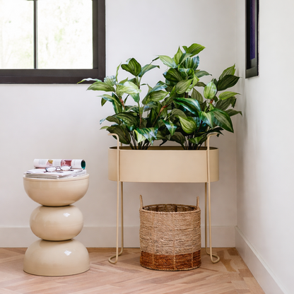 Plantenstandaard met pot Beige in een gezellig hoekje met mand en bijzettafel verkrijgbaar bij Luben
