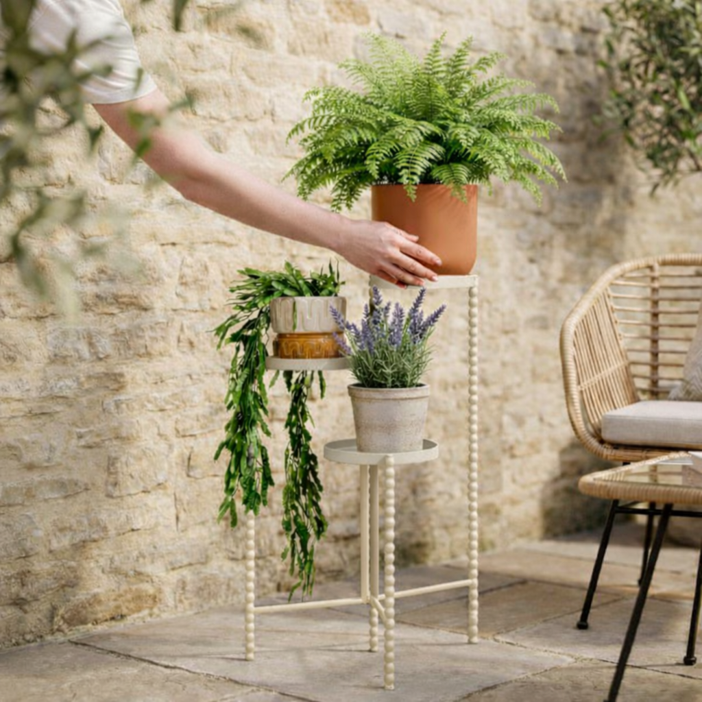 Plantenstandaard metaal wit 70 cm Salvo buiten in de tuin met verschillende plantjes 