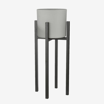 Plantenstandaard zwart metaal hoog 71 cm Ascot op wit achtergrond met grijze bloempot erin