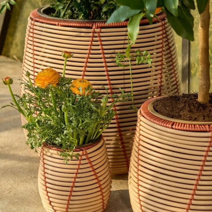 Potten voor buiten set van 3 in beige met oranje details Cancun, 3 potten bij elkaar in een gezellige sfeervolle tuin met oranje en groene planten en bloemen