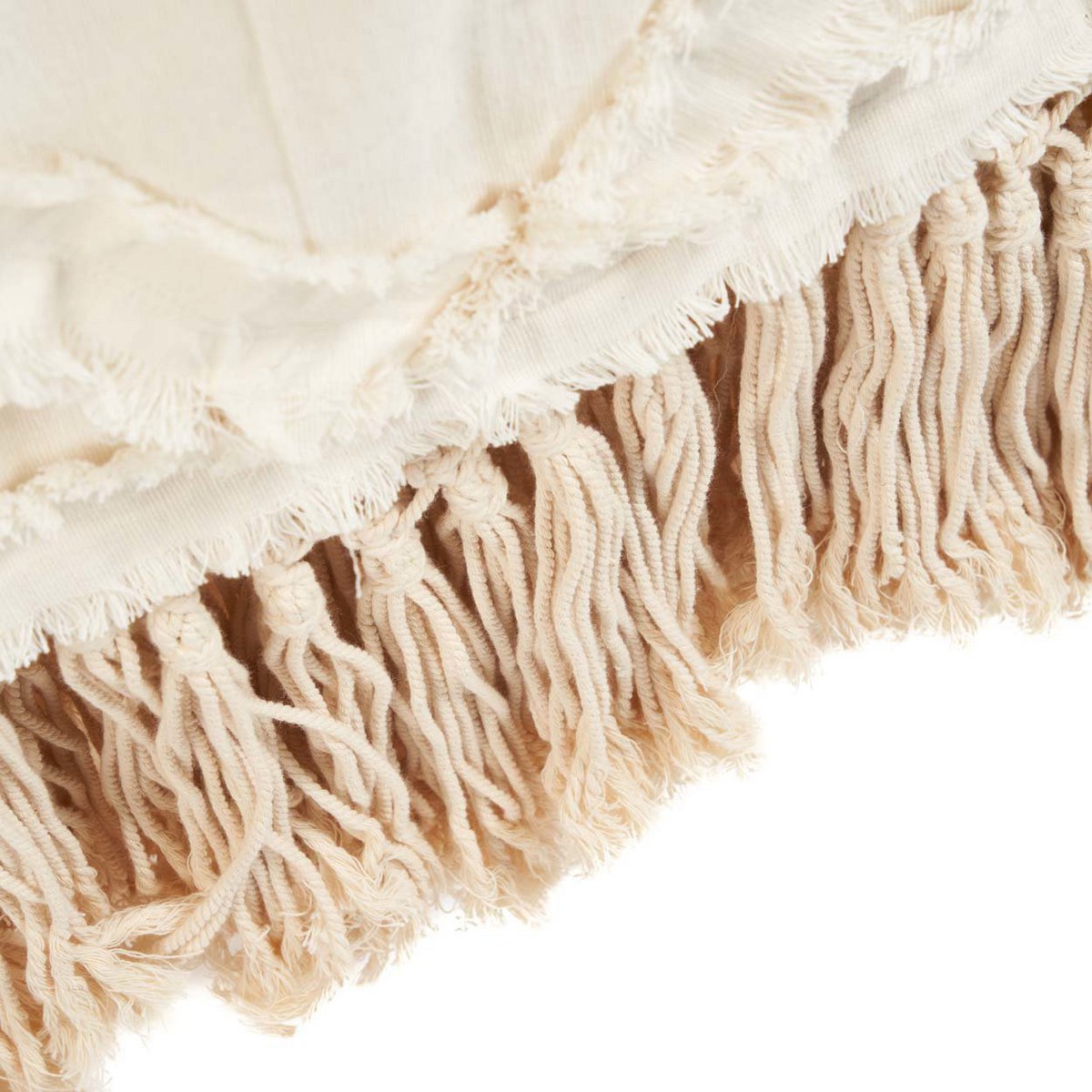 Beige katoenen plaid met sierlijke franjes en kwastjes, een zacht en decoratief woonaccessoire dat warmte en textuur toevoegt aan je interieur, perfect voor op de bank of het bed in een natuurlijke en bohemian woonstijl.