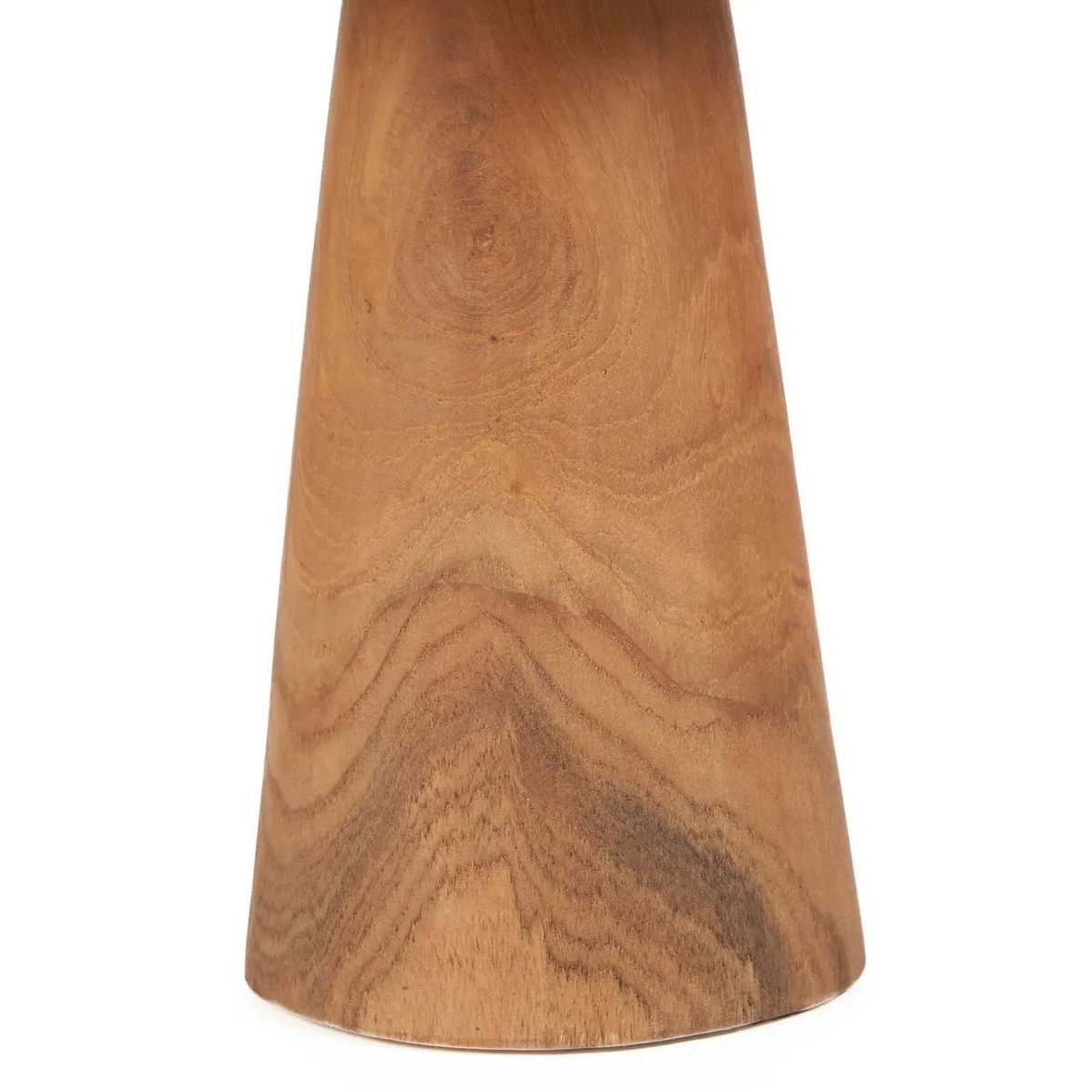 Rond houten taartplateau met natuurlijke rotanlook en stevige conische voet, perfect voor het stijlvol presenteren van taarten, gebak of snacks. Een tijdloos en decoratief serveerplateau dat warmte toevoegt aan elke tafelsetting.
