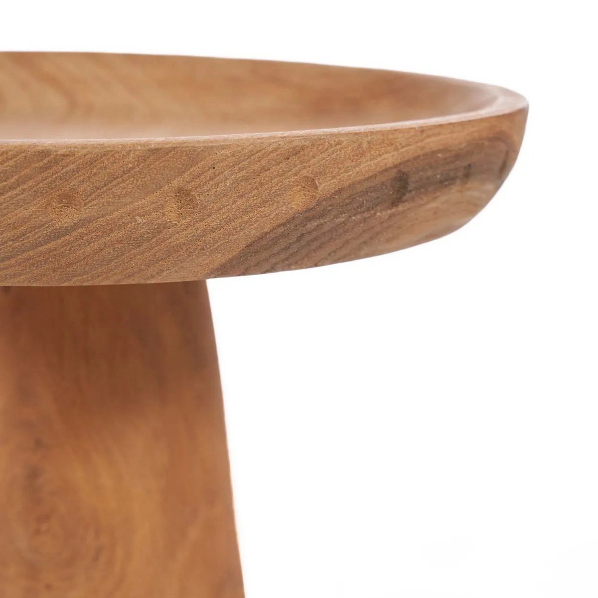 Rond houten taartplateau met natuurlijke rotanlook en stevige conische voet, perfect voor het stijlvol presenteren van taarten, gebak of snacks. Een tijdloos en decoratief serveerplateau dat warmte toevoegt aan elke tafelsetting.