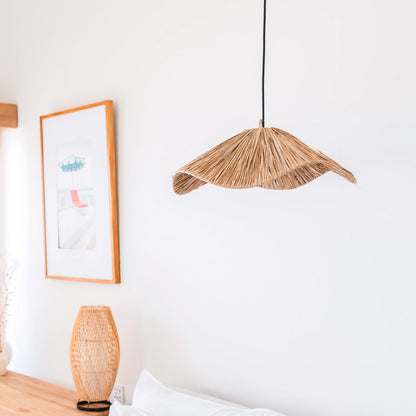 Raffia lampenkap Tampah in een woonkamer met vazen en muurdecoratie