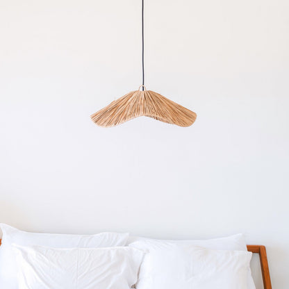 Raffia lampenkap Tampah boven een bank