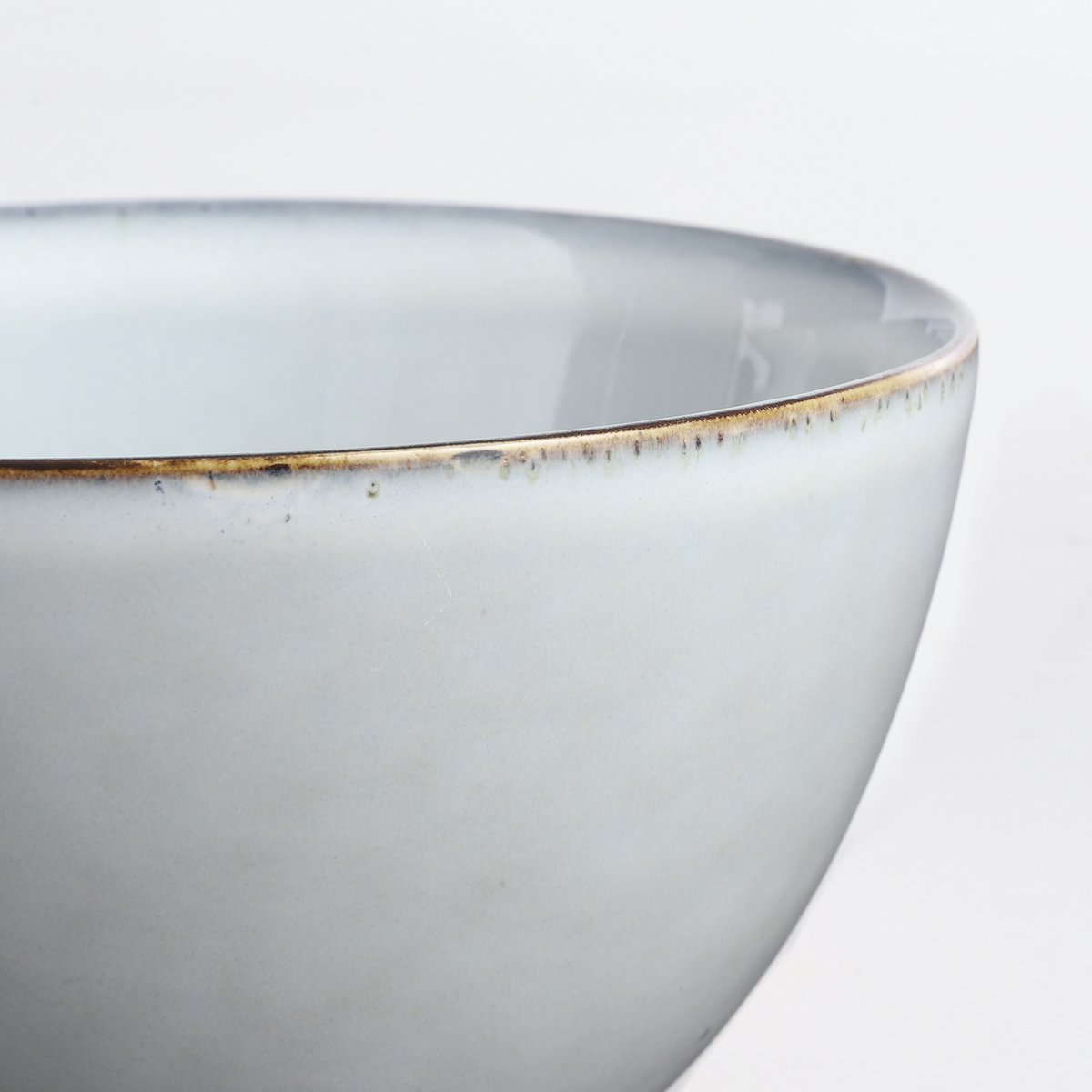 Rand van een kom van de serviesset keramiek grijs 16-delig voor 4 personen Tabo 