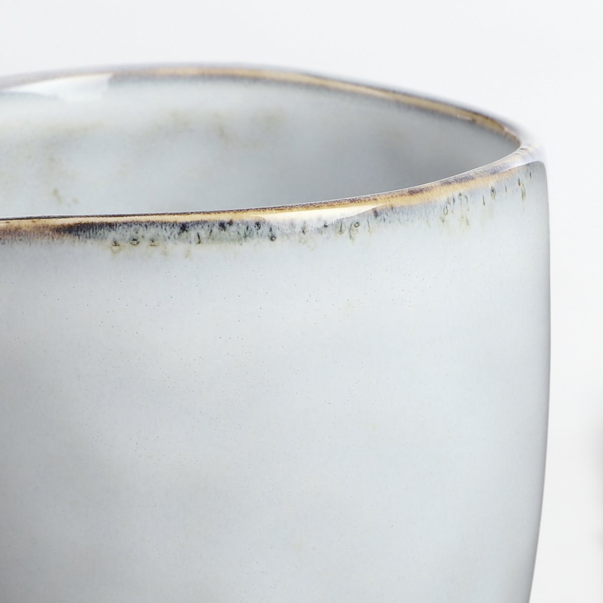 Rand van een mok van de serviesset keramiek grijs 16-delig voor 4 personen Tabo 