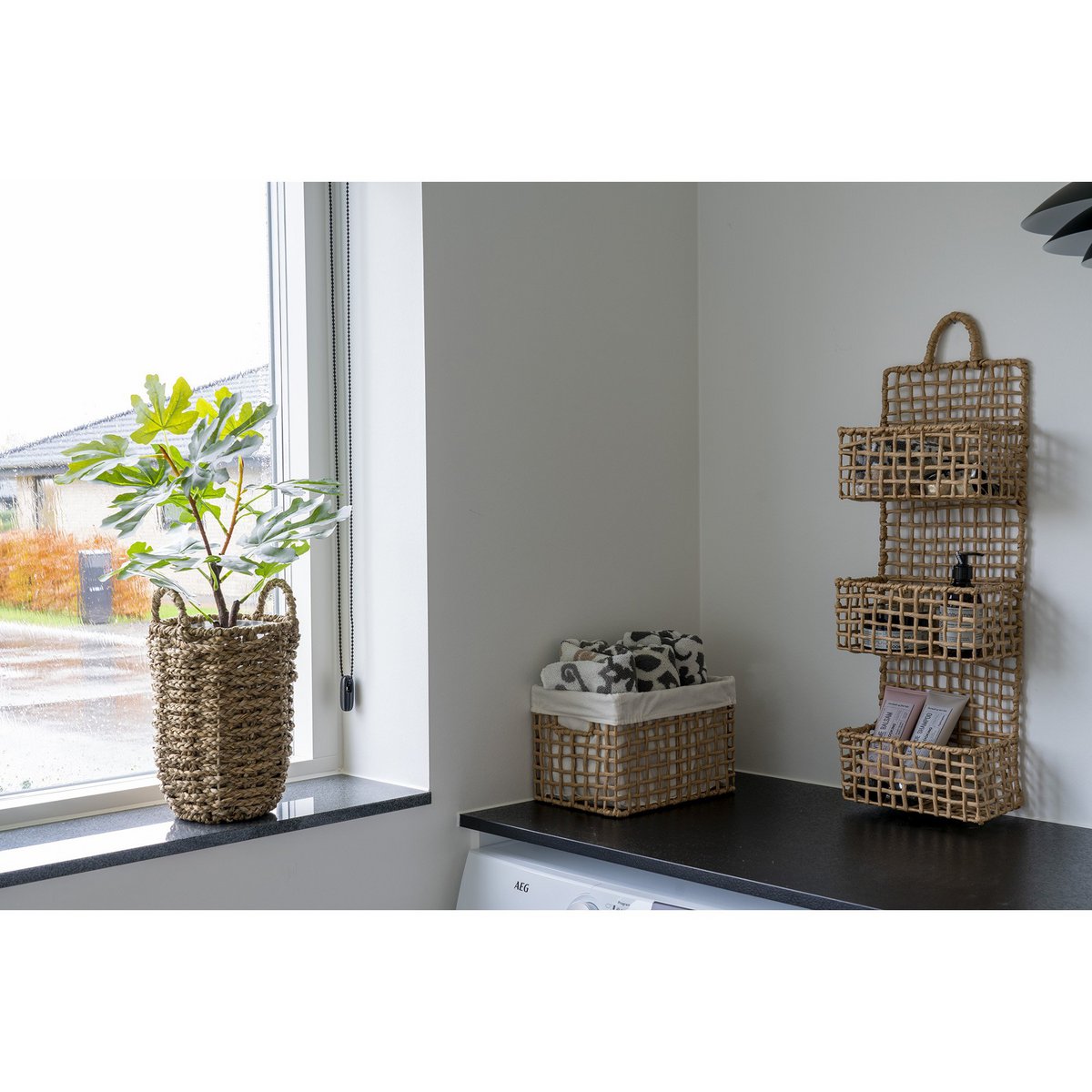 Rechthoekige mand van papier met liner gestyled op kast met accessoires