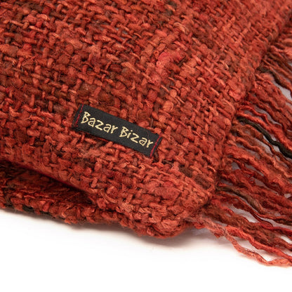 Close-up van de geweven textuur en label van de rode kussenhoes