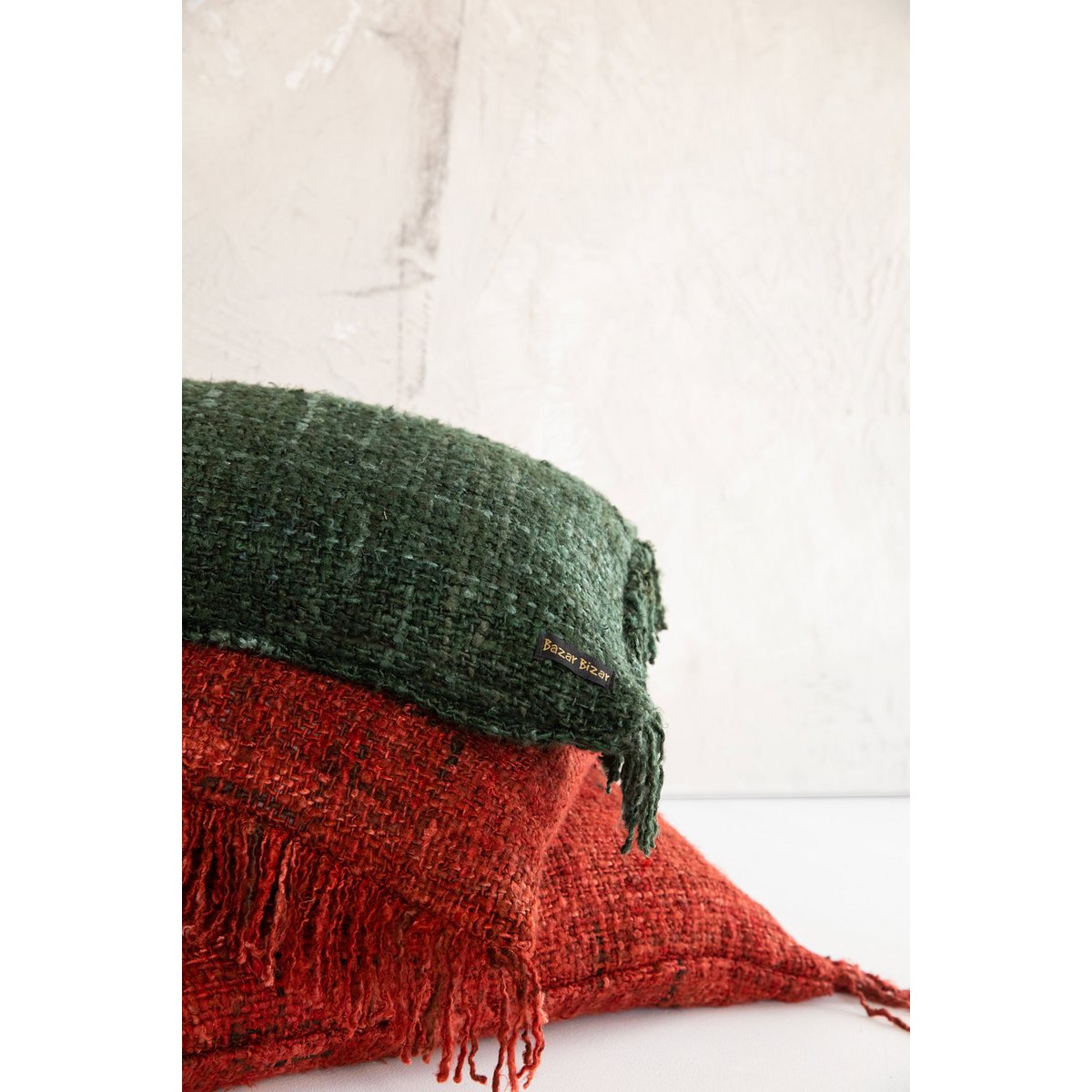 Gestapelde rode en groene kussenhoezen in natuurlijke setting