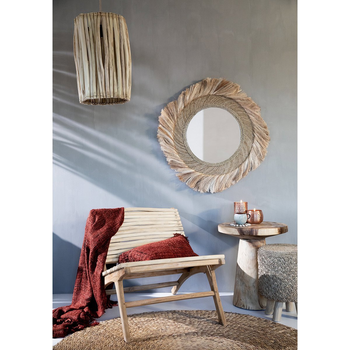 Rode kussenhoes gestyled op stoel met wanddecoratie