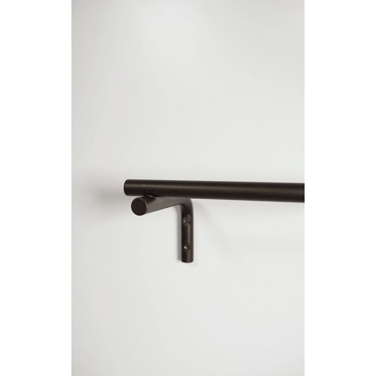 Detail van bronzen wandhaak – moderne ophanghaak van metaal met matte afwerking.