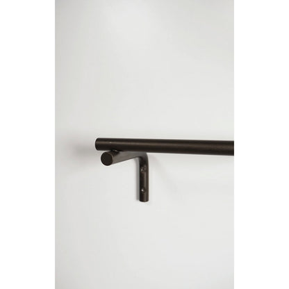 Detail van bronzen wandhaak – moderne ophanghaak van metaal met matte afwerking.