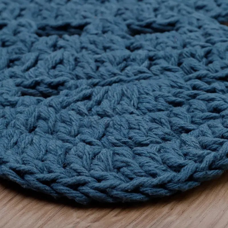 Rond vloerkleed blauw Alma van katoen, closeup van het haakwerk en patroon