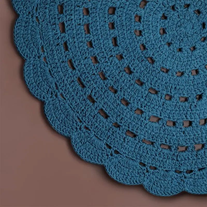 Rond vloerkleed blauw Alma van katoen, detail van het haakwerk