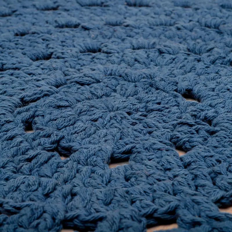 Rond vloerkleed blauw Alma van katoen, detail van het haakwerk en patroon
