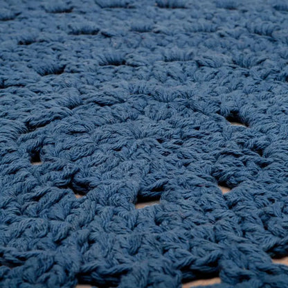 Rond vloerkleed blauw Alma van katoen, detail van het haakwerk en patroon