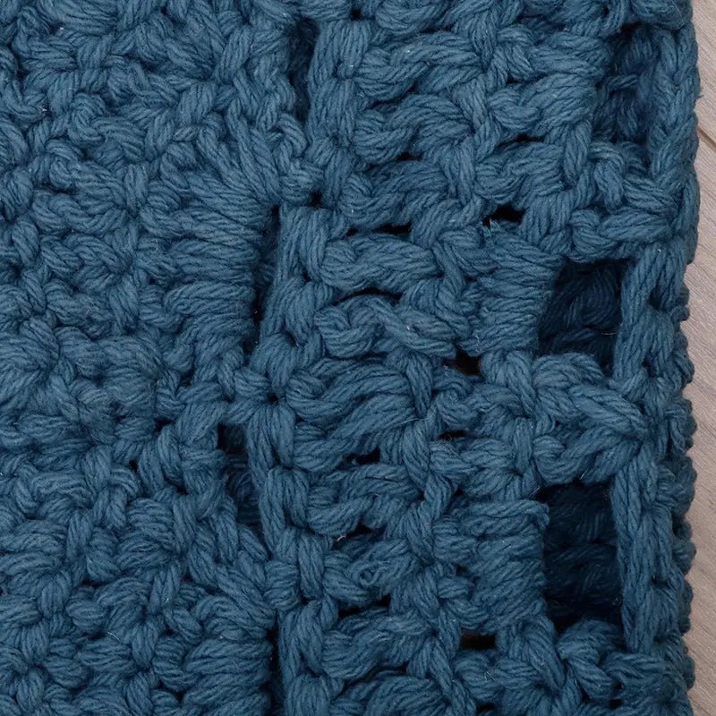 Rond vloerkleed blauw Alma van katoen, ingezoomed op het detail van het haakwerk en patroon