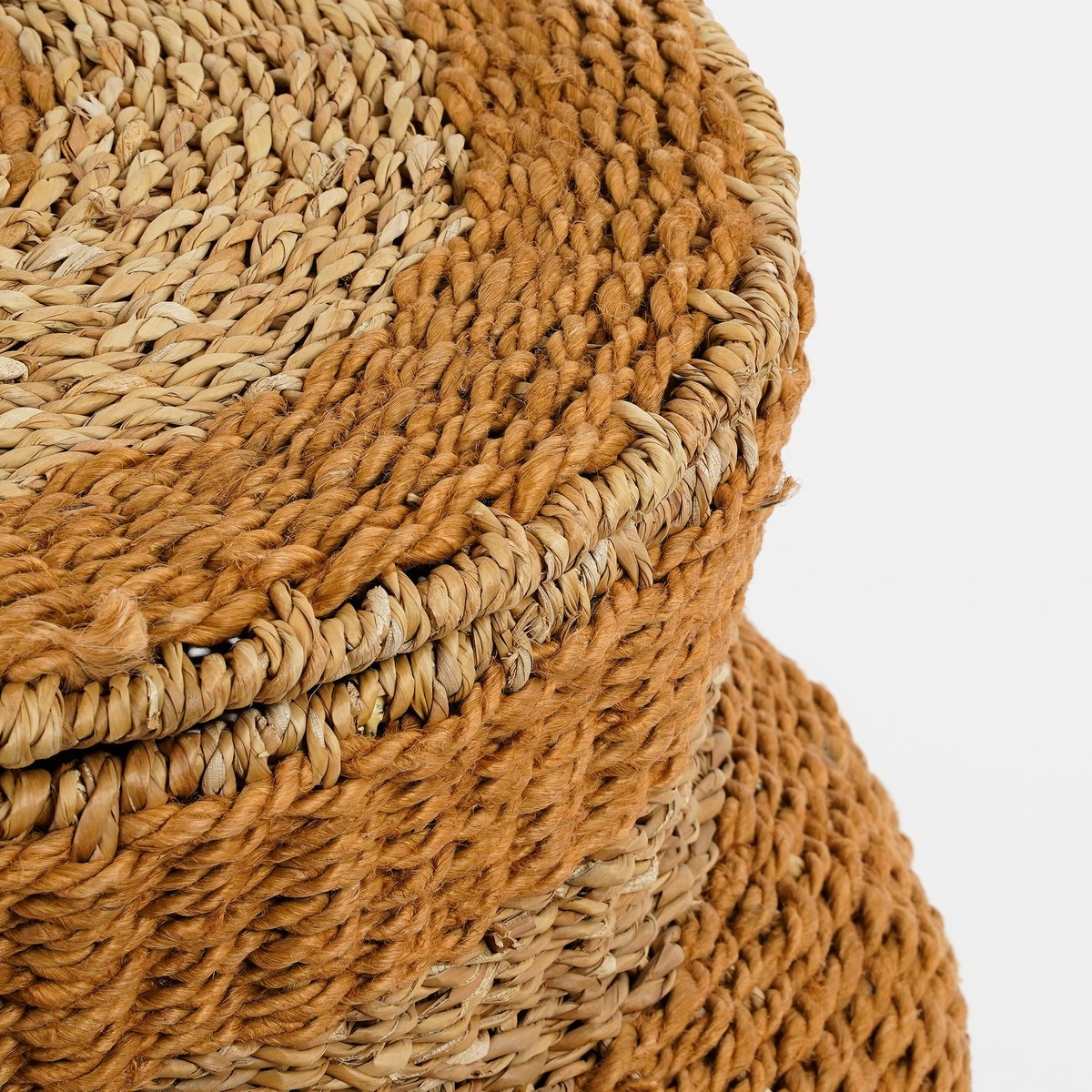 Detail van handgevlochten zeegras mand met natuurlijke structuur
