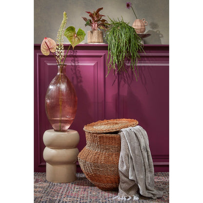Ronde zeegras mand met deksel gestyled in interieur met warme kleuren