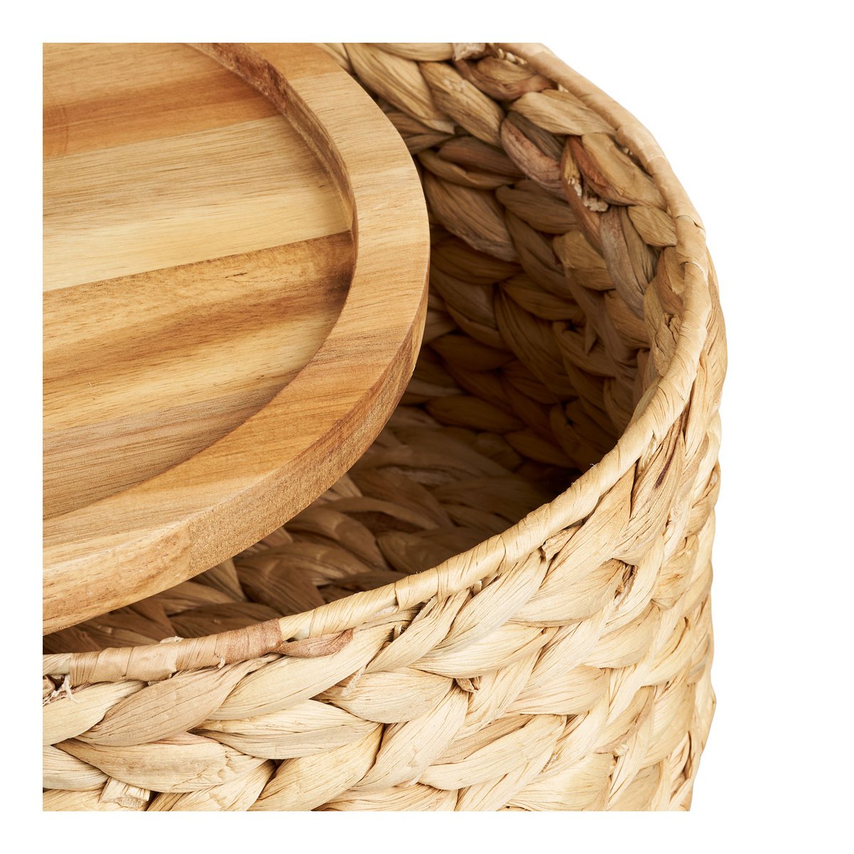Detail van gevlochten waterhyacint mand met houten deksel