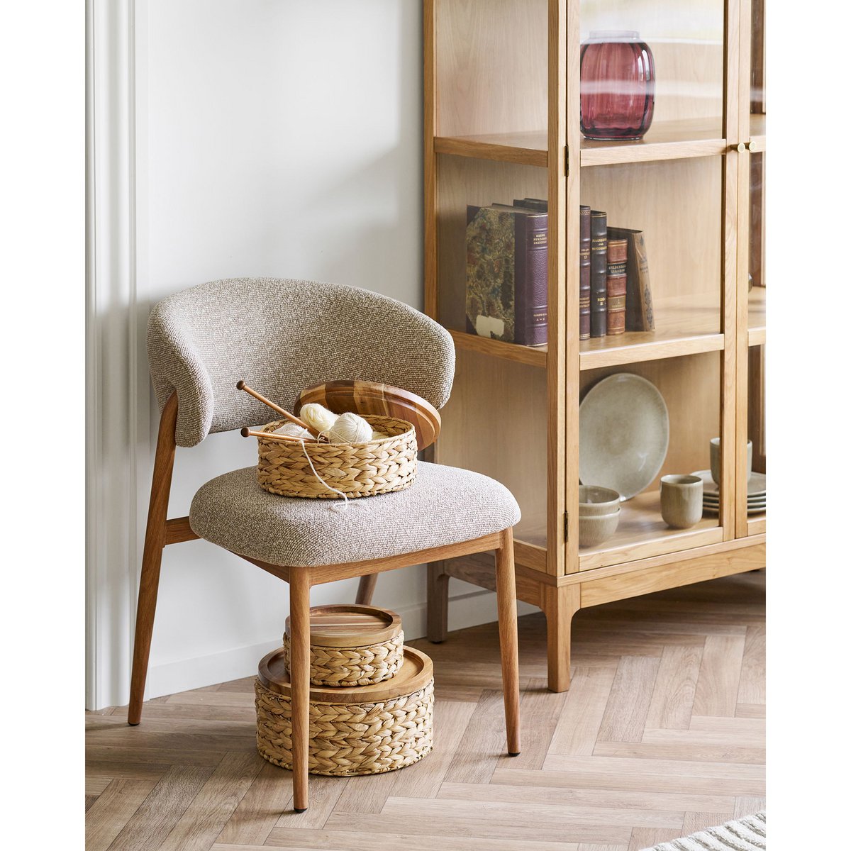 Waterhyacint mandjes met deksel gestyled naast een stoel in de woonkamer