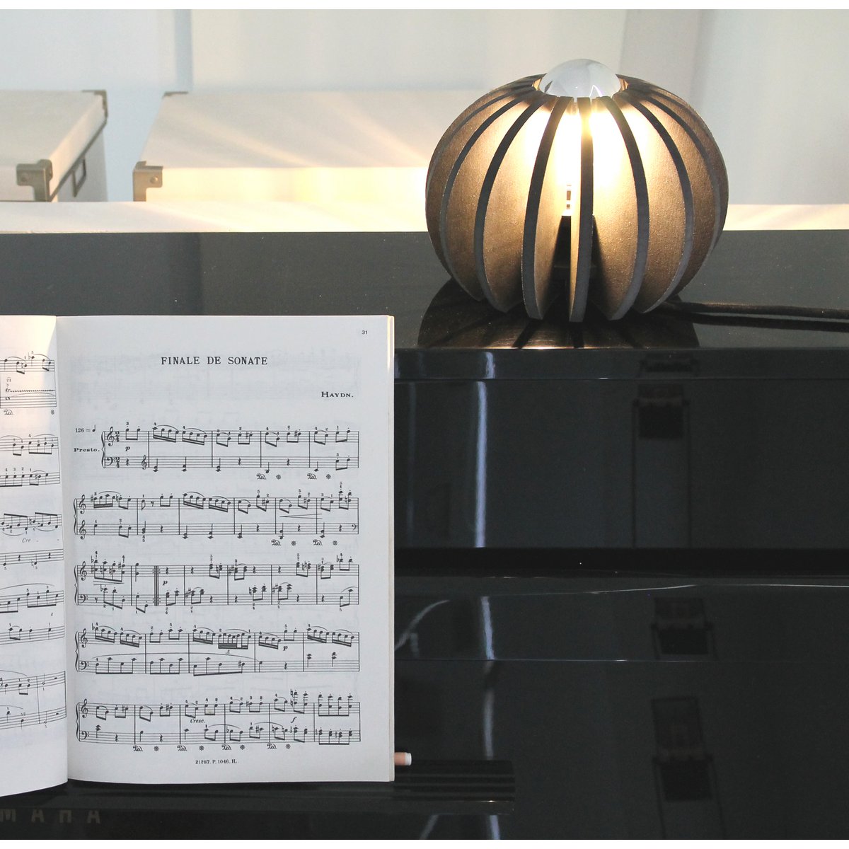 Perfect als accentverlichting: op een dressoir, bureau of – zoals hier – op een piano. De warme gloed zorgt voor een intieme sfeer in huis.
